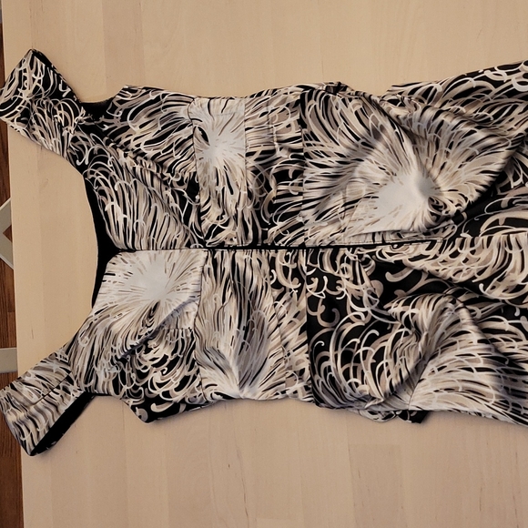 Y2K Vibe London Times Ruched Swirl Print Bodycon Dress - Picture 7 of 14